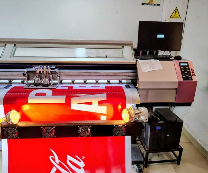 Impresora de gran formato produciendo una pieza roja