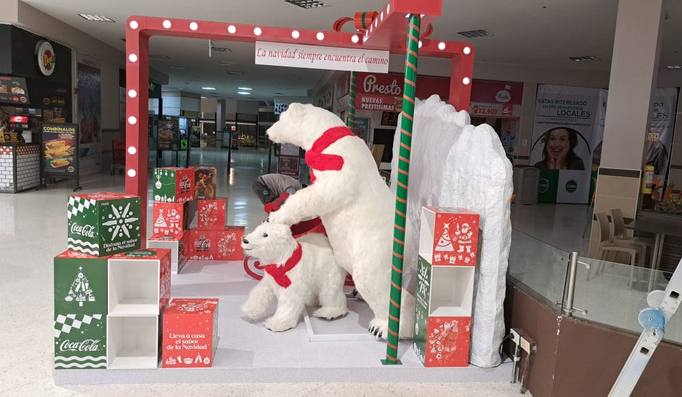 Escenografía navideña con osos polares en un centro comercial